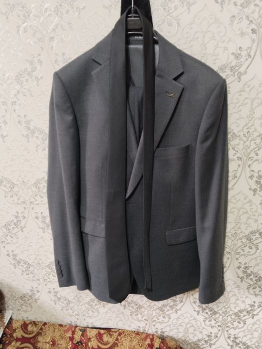 Продаю мужской костюм тройка темно серого цвета.всего