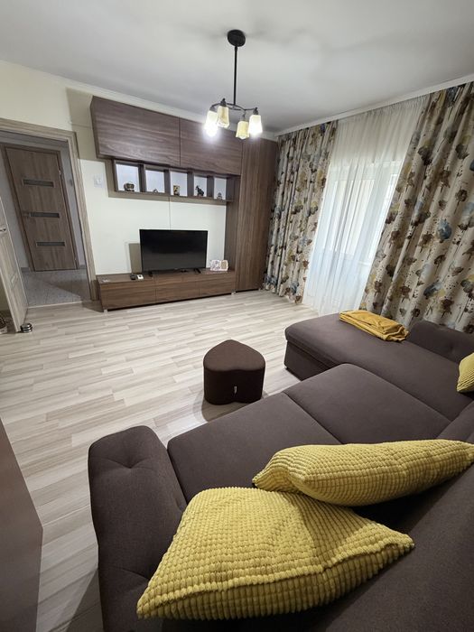 Proprietar- inchiriez apartament 2 camere zona centrala- bd A.I.Cuza cu vedere la bulevardul principal
