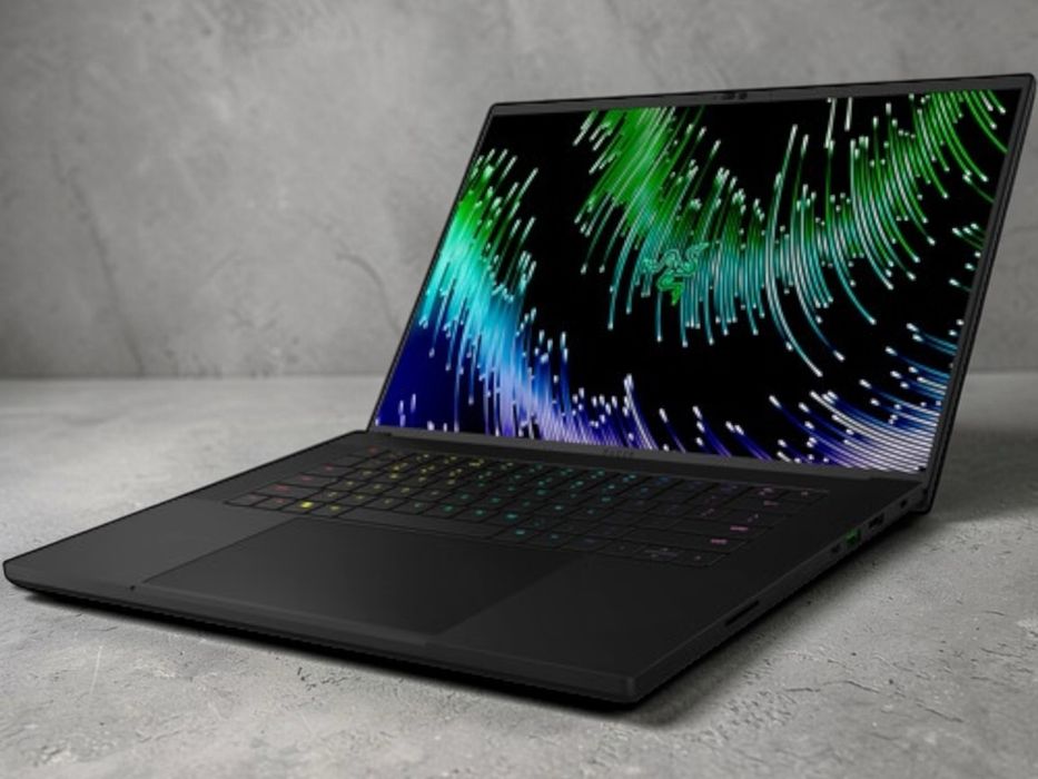 Razer Blade 15.6' 2.5K 240Hz i7-13800H 32GB DDR5 1TB NVMe Nvidia RTX 4070 8GB
