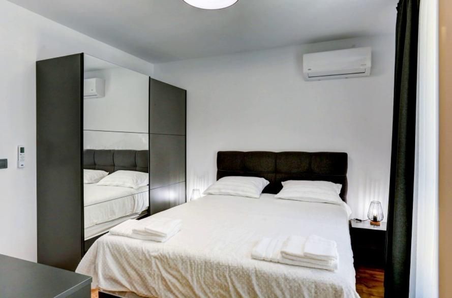 Дава се под наем Тристаен апартамент в Варна, Галата - 85 кв.м за 900 € - Снимка #2