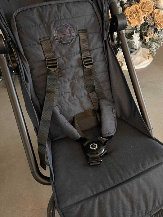 Продавам бебешка количка Cybex (тъмносиня, в отлично състояние)