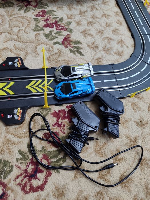 Гоночный трек с машинками