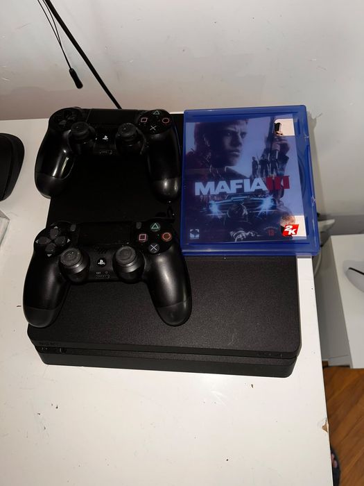 Playstation 4 + 2 manete + 3 jocuri