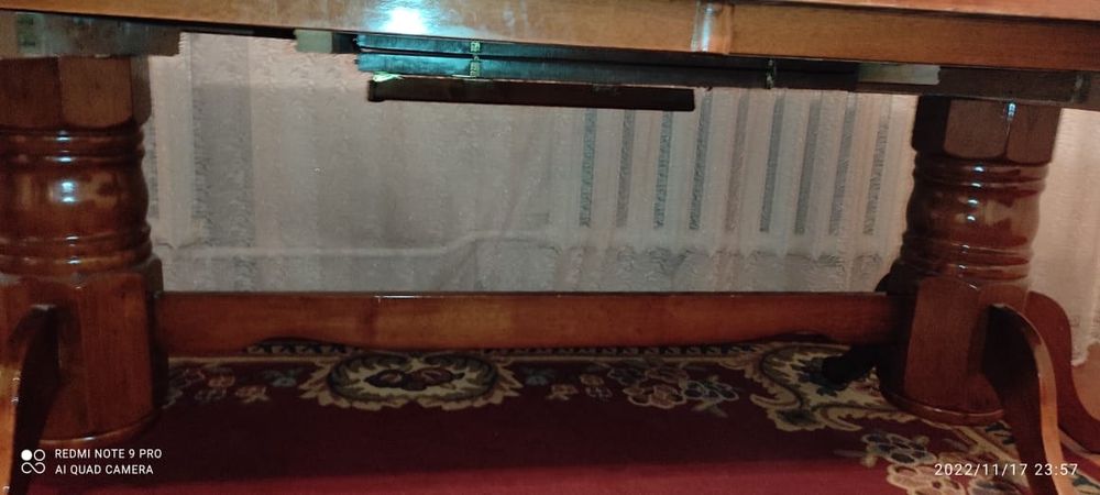 Срочно продам стол в гостинную без стульев.