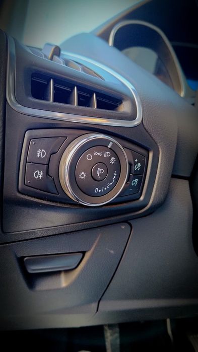 Vand ford focus negru