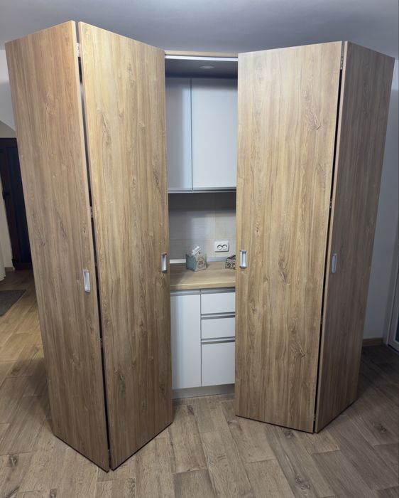 Bucătărie compactă cu uși pliante