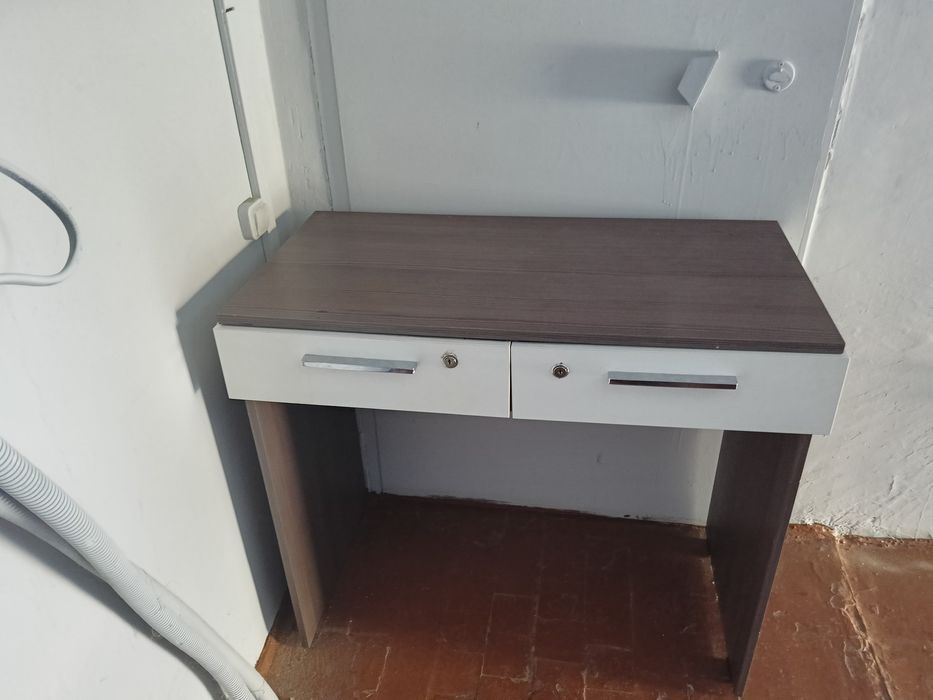 Стол и тумба продается