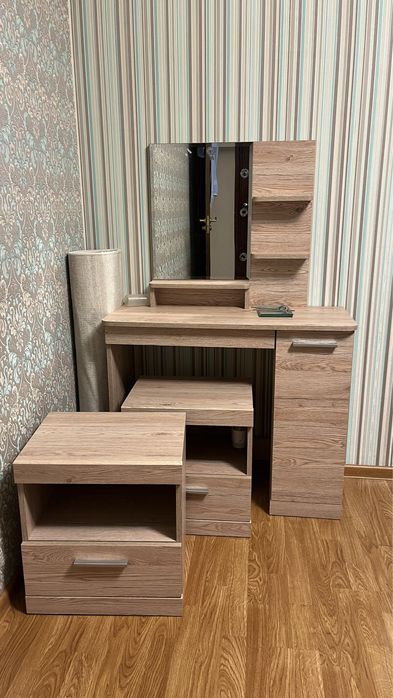 Трюмо с маленькими комодами