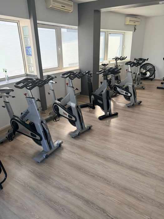 Biciclete spinning Life Fitness si Technogym