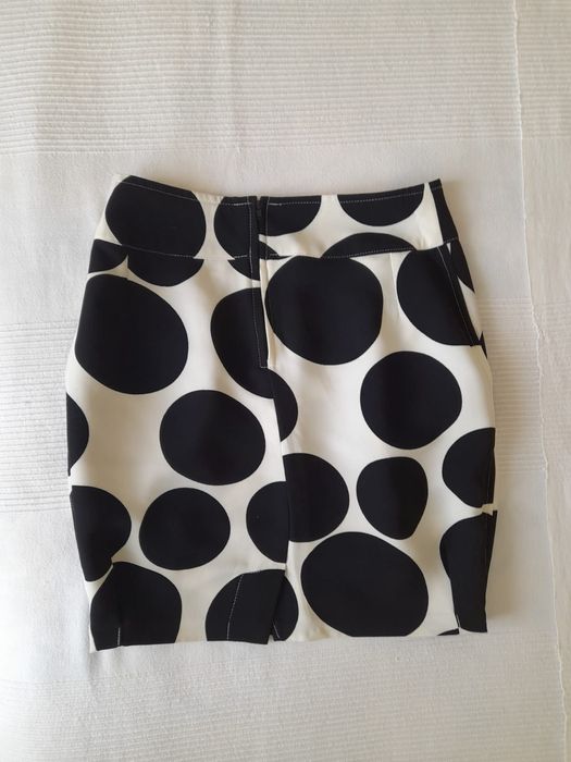 Fustă scurtă cu buline mari negre