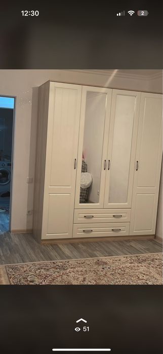 Красивый шкаф с клмодом и зеркалом