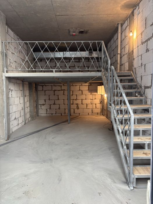 Антресольные меж этажи Перила Делим второй этаж лестница