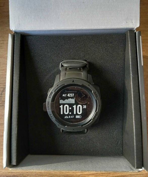 Часовник Garmin INSTINCT
