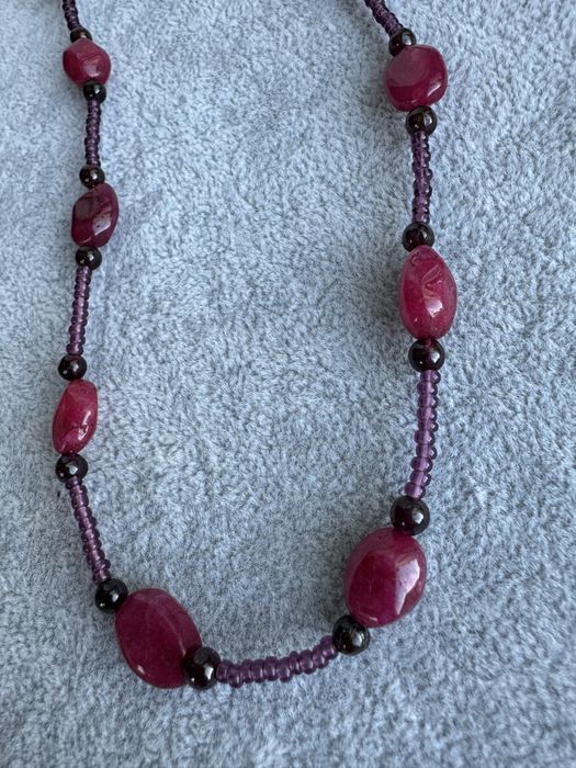 Colier confectionat din rubin, granate si inchizatoare argint