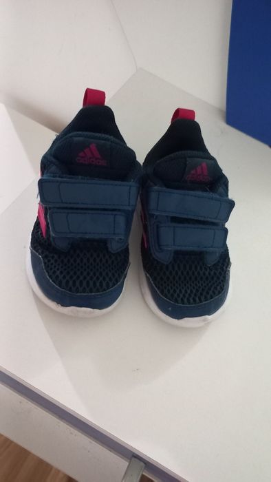 Лот - Маратонки адидас и вътрешни пантофи
