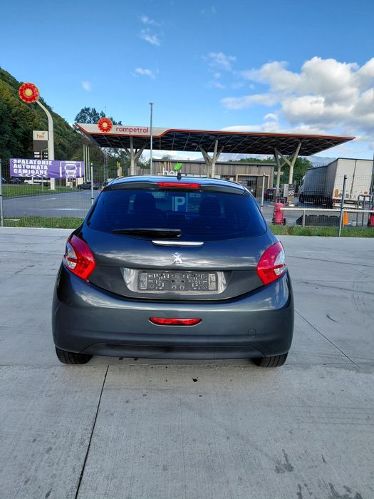 Peugeut 208 1,2 benzina an 2015 euro 5 Clima /Incalzire  scaune /Navigație/Jenti/