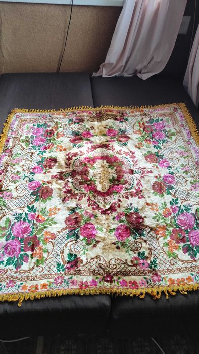 Страхотна кадифена покривка за маса ярки цветове