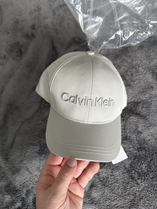 Calvin Klein sapca gri deschis cu logo brodat marime OS noua originala