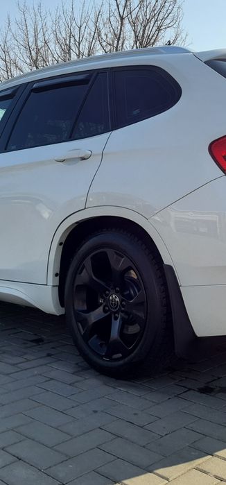 Se vinde un set de Jante Bmw R17  cu cauciucuri de iarna  90 % profil