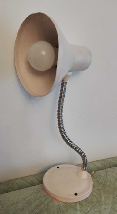 Настолна лампа за бюрото на ученика.С гъвкаво насочване.