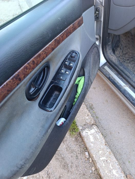 Продавам Пежо 406