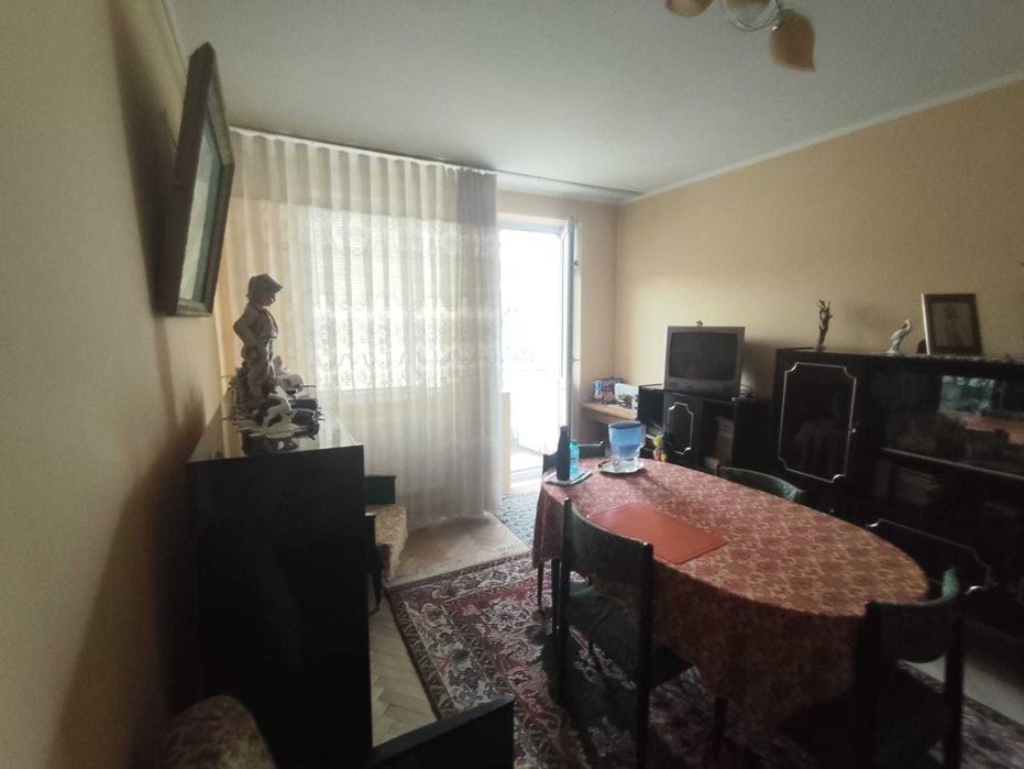 Proprietar vând apartament cu 2 camere, semidecomandat, situat pe Strada Spitalului, într-o zonă liniștită și cu acces facil către scoli,magazine