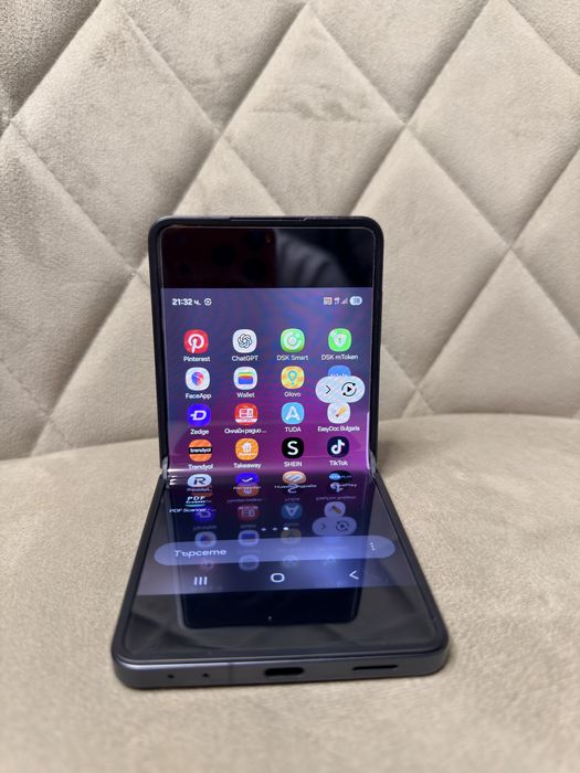 КАТО НОВ ! Samsung Galaxy Z Flip 7 ! Jet black