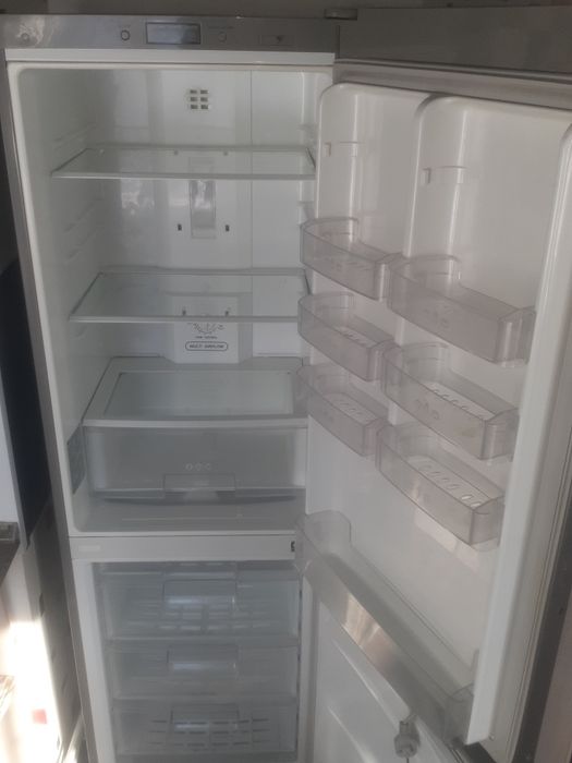 Продам двухкамерный холодильник  LG .