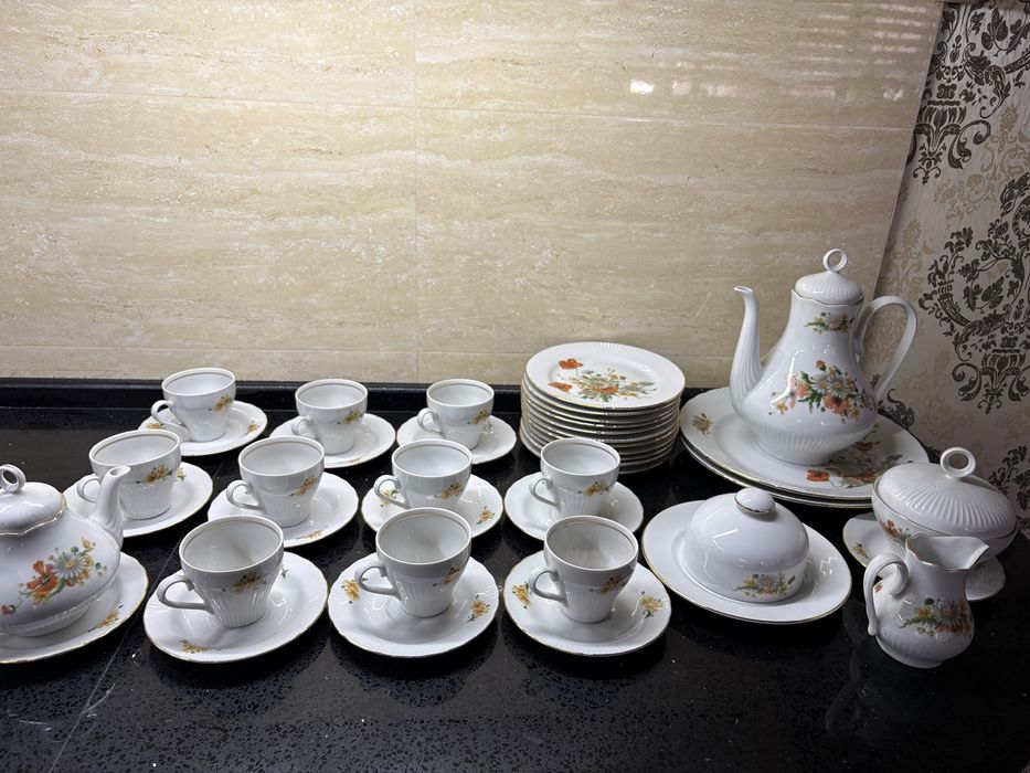 Фарфоровый чайный сервиз с цветочным рисунком