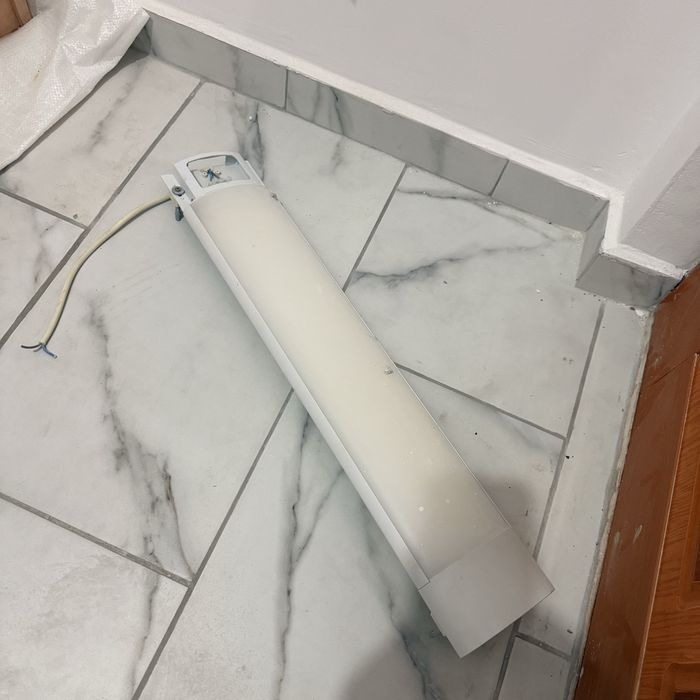 Aplică LED liniară albă pentru baie, bucătărie sau hol