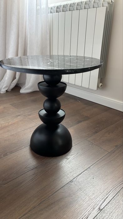 Дизайнерска помощна маса с кръгъл плот – нова, модерен стил