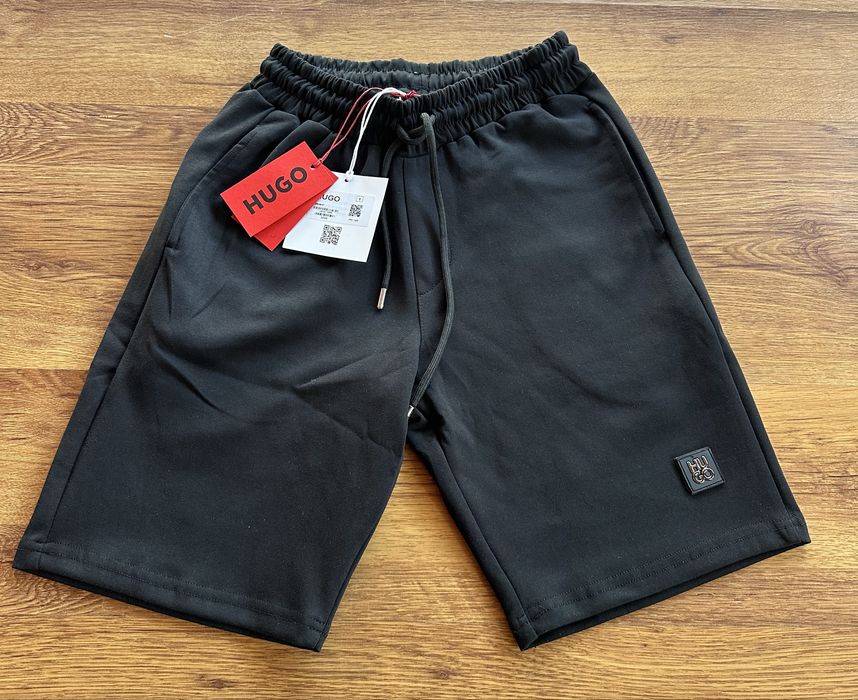 Мъжки,памучни,черни къси панталонки Hugo BOSS с метално лого