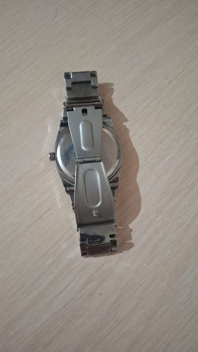 Серебристые часы механические