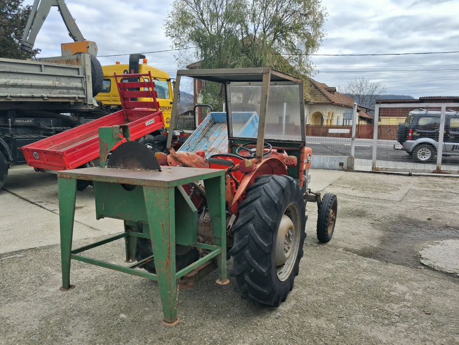 Tractor Massey Ferguson cu Circular