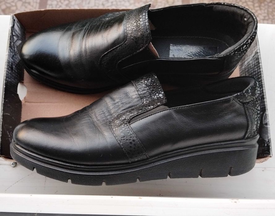 Pantofi comozi, din piele. Marimea