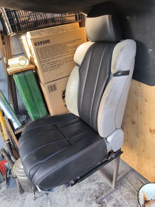 Сиденья передние