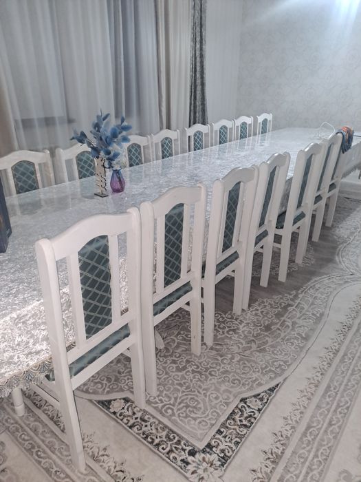 Гостинный стол с стульями