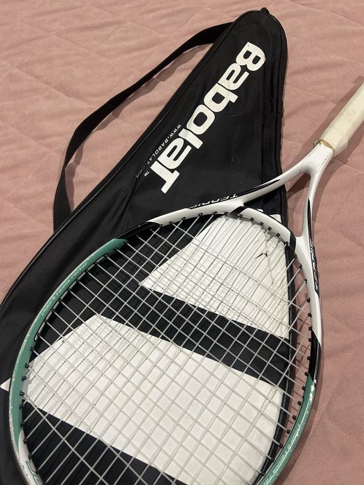 продаю теннисную ракетку