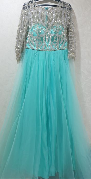 Продам новое платье.