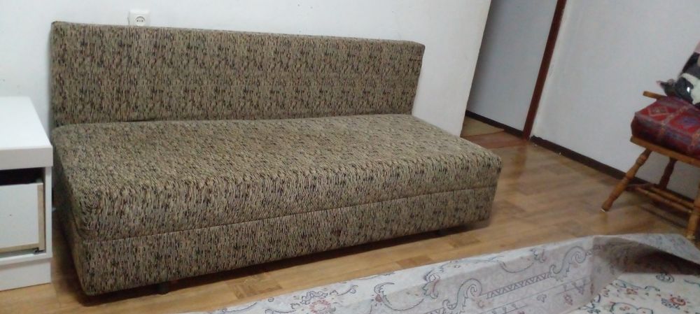 Диван-тахта с пуфиком.