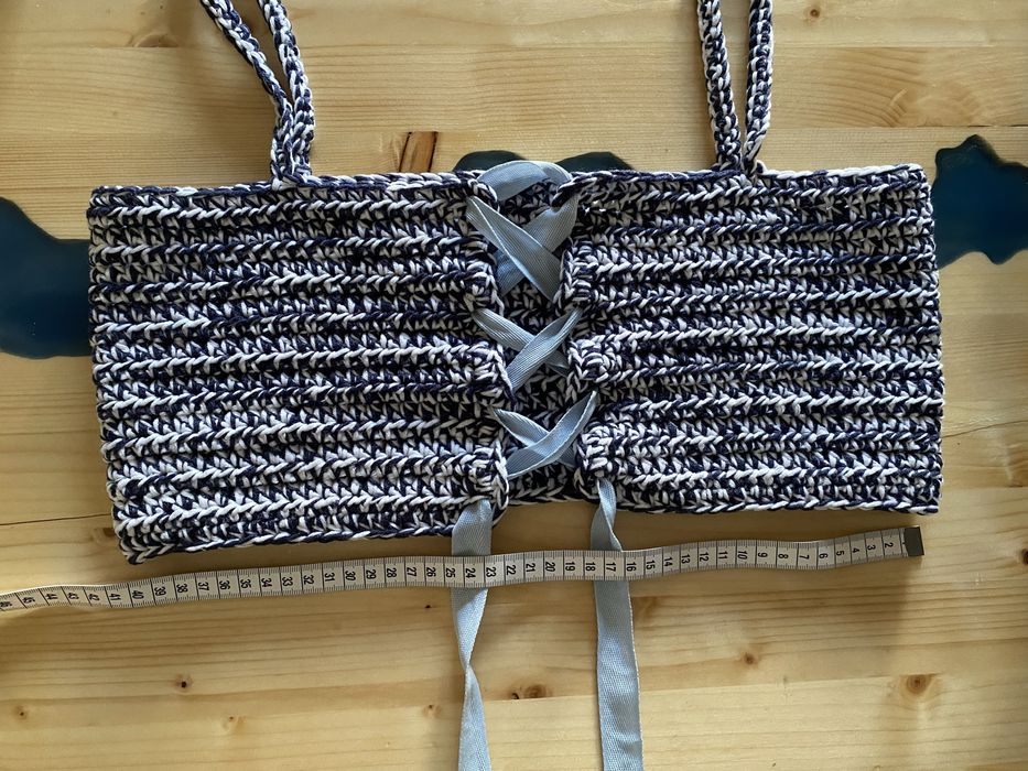 Top croșetat cu panglică