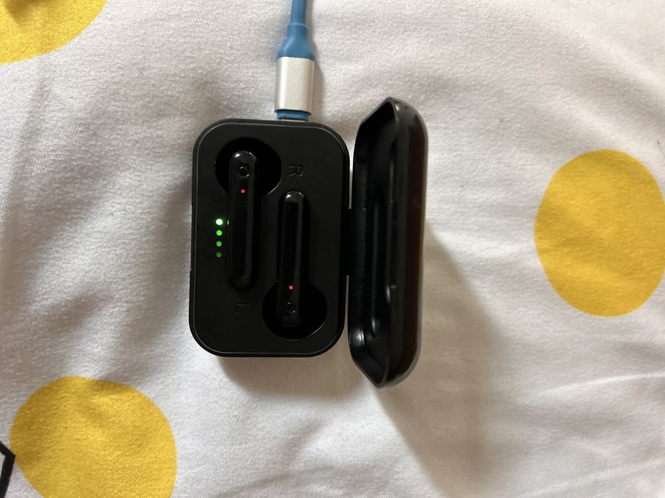 Căști noi negre funcționabile