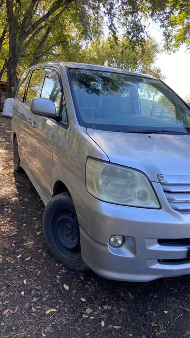 Toyota Noah 2004 года выпуска