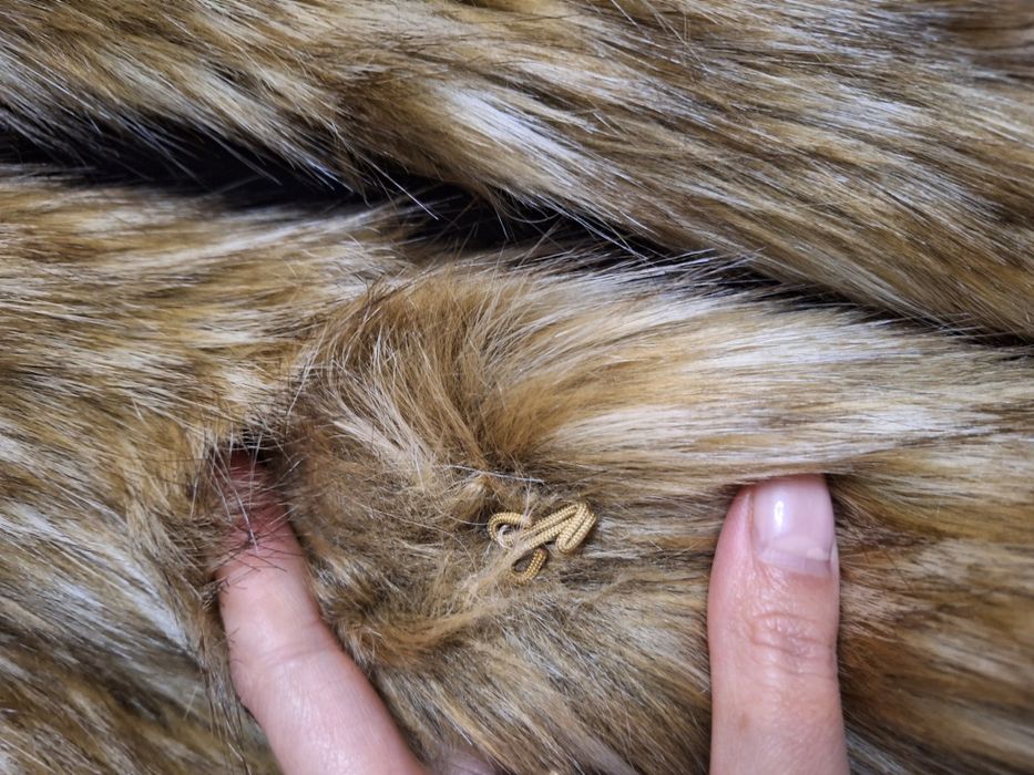 Vesta blana artificiala