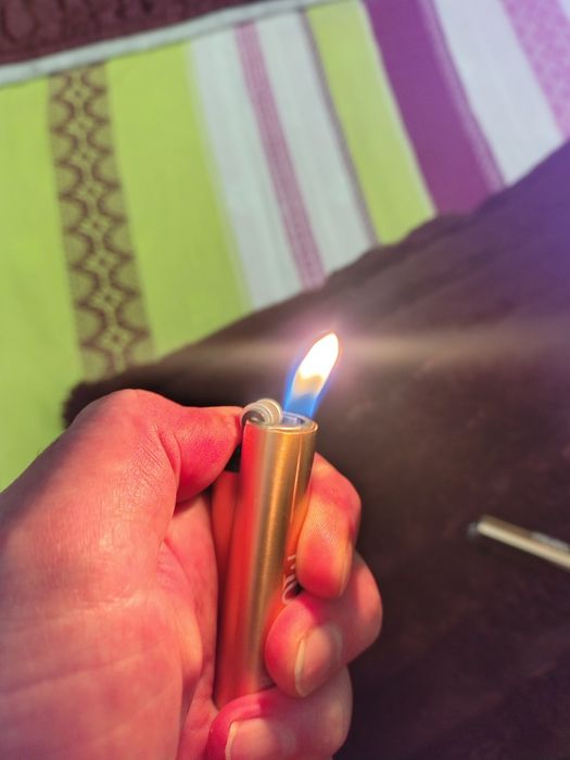 Запалка изцяло метална.