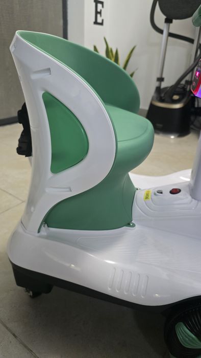 Masinuta electrica cu sunete si baloane de sapun