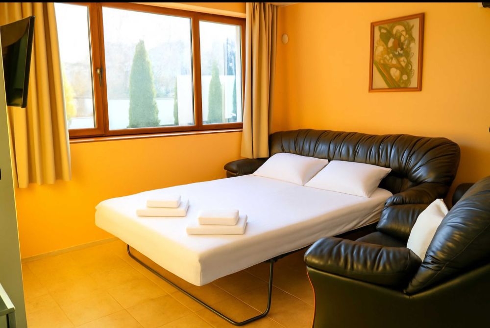 Кожен диван с 2 фотьойла