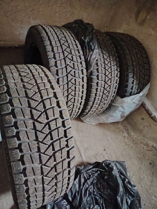 Продам комплект шин на кроссоверр