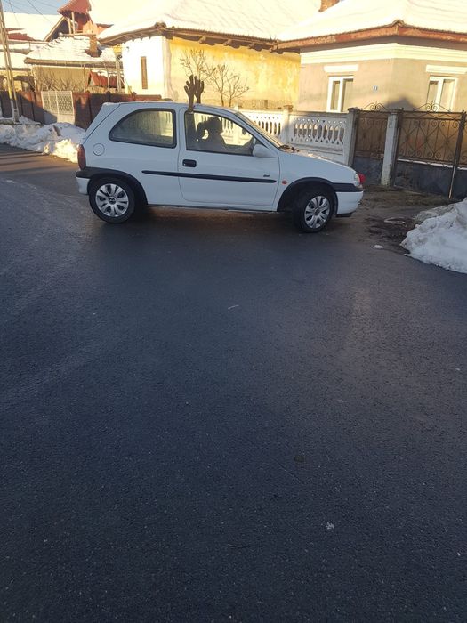 Vând Opel corsa  mașina de teren