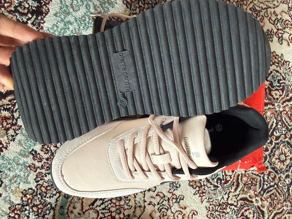 Женские кроссовки